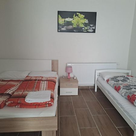 Nha Nghi Cho Cap Doi Va Gia Dinh Apartment Prague Ngoại thất bức ảnh